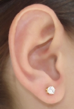 Ear Stud with Cubic Zirconia. 